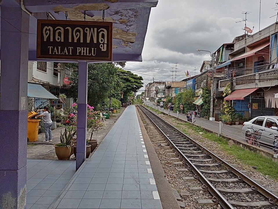 Talat Phlu 火车站